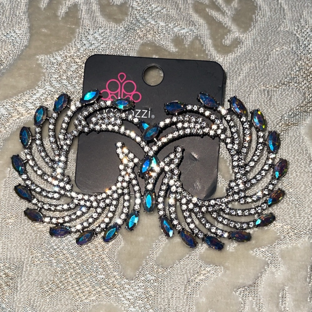 NEW PAPARAZZI Elegant Blue and Silver stone pierced Earrings